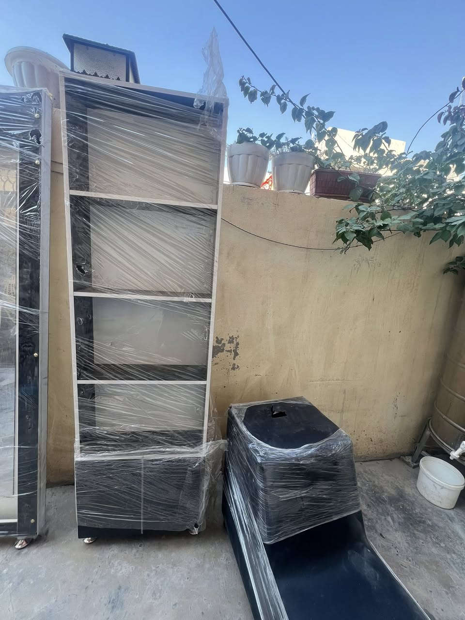 غراض مال صالون نسائي لبيع بعدهن بل كارتونه ما مستعملات بيهن محل كامل الي يفدنه يتص ***********
