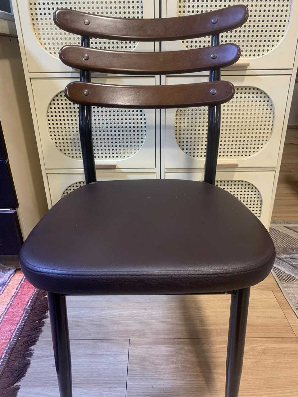 السلام عليكم
كراسي عدد ٥ نوعية جيدة جدا والنظافة ١٠٠٪؜ 
سعرهم ١٢٥ الف اني ماخذتهم ب ٢٥٠ الف


**إذا كنت صاحب هذا الإعلان وتريد حذفه لأي سبب، رجاءا أرسل رسالة إلى الدعم الفني**