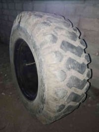 تاير شفل للبيع 17.5على25 كامل جوب وسفيفه نضيف 07810011787