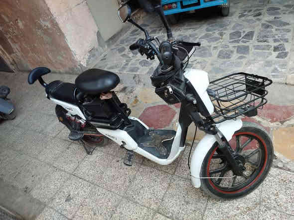 السلام عليكم
دراجه شحن حجم ٢٠ اربع دبلات خلفيه واثنين اماميه
الدراجه نظيفه وبرغي مامفتوح بيها وصارلي شهرين من اخذتها 
السعر ٤٥٠ وبيها مجال (***********)
