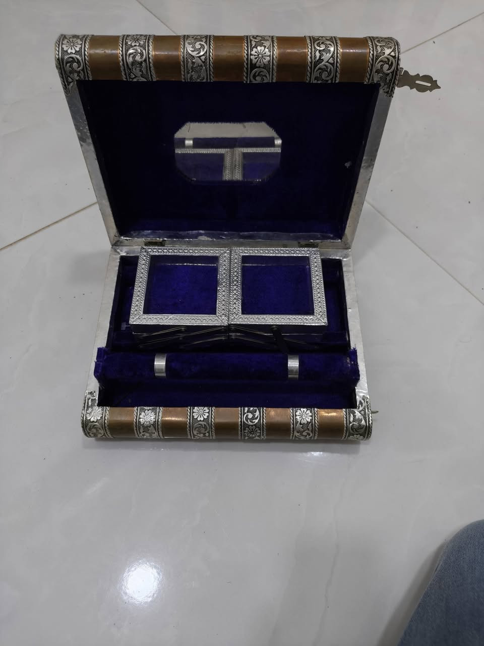 صندوق نحاس وخشب مزخرف قطعه فنية تحفه غايه في الجمال قياس 29*21*9


**إذا كنت صاحب هذا الإعلان وتريد حذفه لأي سبب، رجاءا أرسل رسالة إلى الدعم الفني**