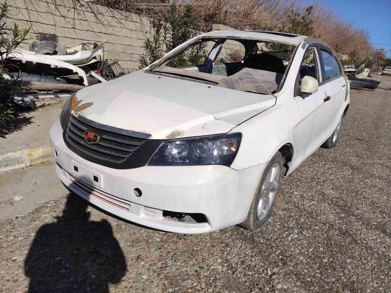 جێڵی ئێم گراند بۆفرۆشتن مۆدیل 2013 سەیارەکە چاکراوە بەڵام هەندێک ئیشی تیاماوە و بۆیاخی ماوە ڕەقەم سلێمانیە سەنەوی تا 2030تازەیە ڕەقەمی تازەیە گێڕمەکینەی لۆک سەنیە گێڕتۆماتیک سەیارەکە پێشیو دوای قرچیشی نیە ناودەشبول هەموپاچەکانی لۆکن  هەموشتێکی لۆکی بۆکڕاوە بەس ماوە بیبەستی هیچ نەقس نیە تەنها تۆزێک تەعدیلی تیاماوەو بۆیاخی ئەوێت کێشەی نیە بۆڕۆشتن بەپای خۆی ئەڕوات ئاوا ئەیفرۆشم تکایە مشتەری یان تەلەفون بکە یان چاتم بۆبنێرە لەتەکیە دانیشم ***********اسیا***********
