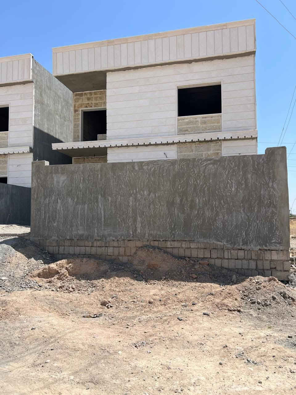 #دار_القرية_الايطالية_للبيع🏠
الديوم مقابل..شارع المستشفى
مساحة200متر 14×15واجهة
2طابق..4نوم..2صالة..استقبال
مطبخ..الدار..حر..مسدد كامل 
للشركه..باقي كم شهر..يسلم..
مفتاح.. واجهة..حجر..⛩️
مكتب الشام للعقار 
***********
***********
