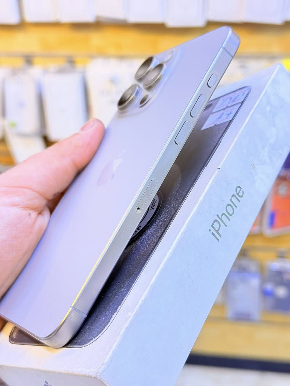 ايفون 15برو ماكس ذاكره 256بطاريه 97‎%‎جهاز اخو حديد زلغ واحد مابي وتر بروف جهاز بمعنه كلامه نضيف عربي شرق اوسط اصلي ضمان ماستر لا مفتوح ولا مصلح ملحقات كامله 
سعر 1075الف قفله من الاخير 
بغداد البياع شارع عشرين مكتب ماستر للمبايل 
***********
