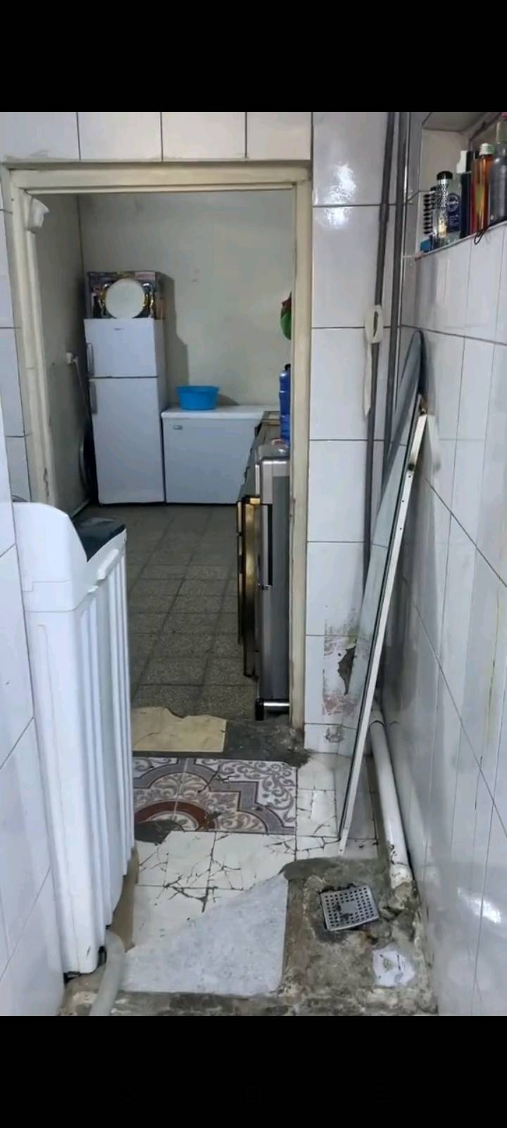 بيت مساحة 200م تجاوز منطقة البلديات اليو أن حي تسعة نيسان يحتوي البيت على غرف نوم 2 حمام وصحيات ساحة واسعة ومخزن كبير مغلق وركن صغير مثل المخزن تكدرون كلشي تسوو
ويحتوي على صالة ومطبخ البيت نضيف وكاشي  المنطقة كاملة مكمل من كل النواحي يحتوي على مدارس ابتدائية ومتوسطة وإعدادي وكامل من حيث التبليط وألمي والكهرباء منطقة راقية 
السعر ب 45 وبي مجال