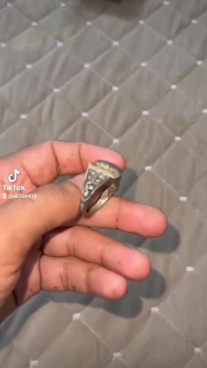 سلام عليكم ورحمة الله وبركاته
للبيع خاتم من حجر اليماني المصور (رأس علئ رمح) متوفر توصيل لجميع المحافظات


**إذا كنت صاحب هذا الإعلان وتريد حذفه لأي سبب، رجاءا أرسل رسالة إلى الدعم الفني**