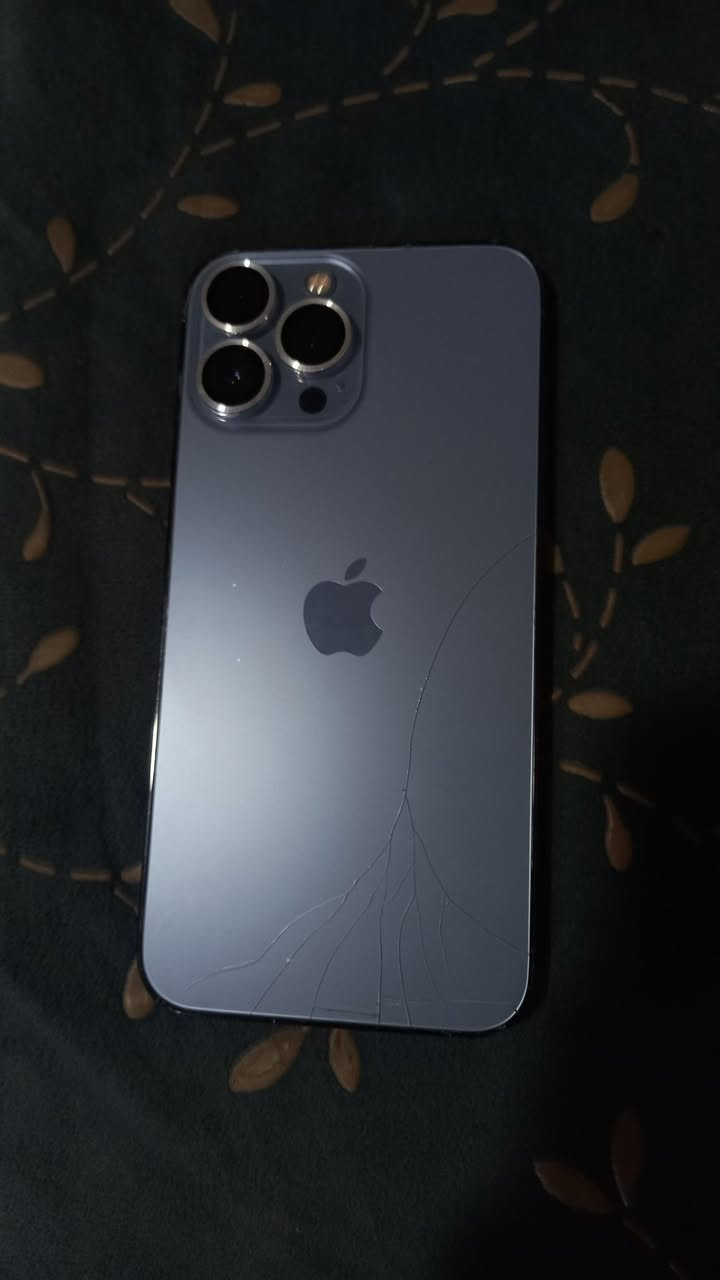 سلام عليكم 13برو ماكس للبيع جديد مابي شي مبدل بس كامرات و شخطات بل ضهر و ملحقاته الحافضه السعر 650وبي مجال  شراي فقط مكاني كربلاء باب طويريج رقم ***********
