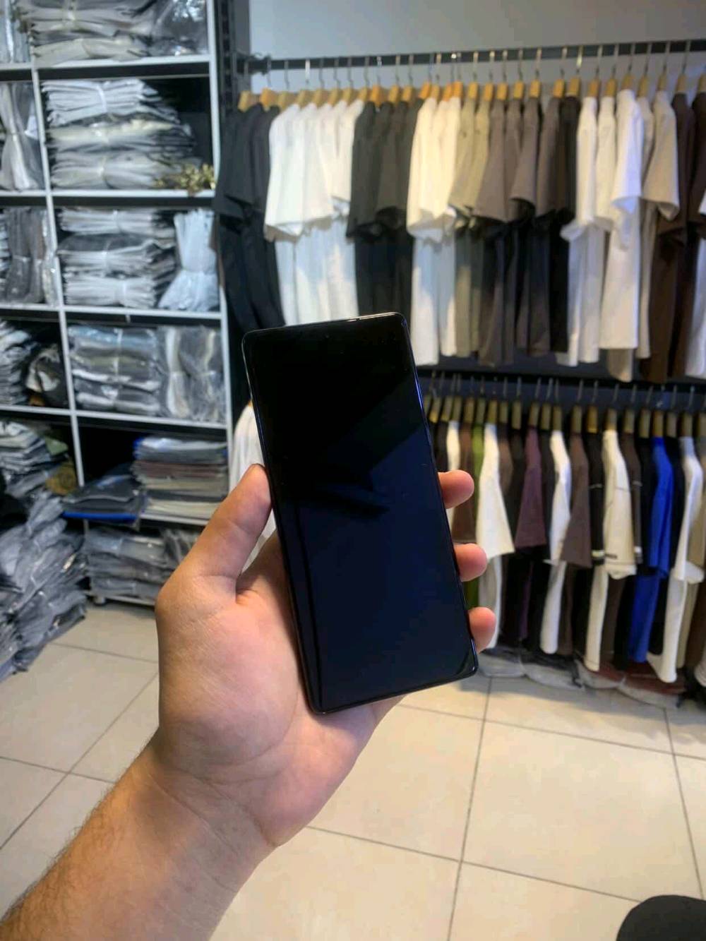 سلام عليكم جهاز انفنكس GT 20برو  جهاز كامل مكمل مثل ما  موضح كدامك بل صور نقص واحد مابي فقط دكمه واكعه جهاز نضيف ما داخل تصليح ذاكره  مثل ما موضح بل صور و 120فريم ببجي سلس كامره فول وكامل وتجي ويا كارتونه : العنوان بغداد المشتل شارع المطبك متوفر وتساب:***********