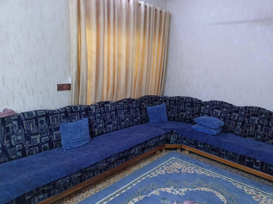 السلام عليكم دار للبيع فول نضافه حي الملايين الثانية قرب مخزن السيراميك مساحه 140غرفه نوم واستقبال وهول وسط ومشتملات داخل ومطبخ وكراج الاتصال على الرقم ***********
