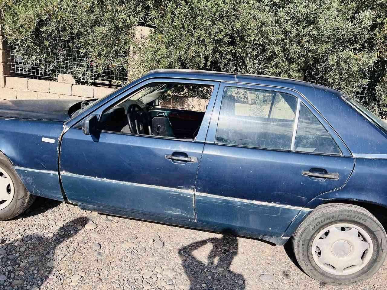 السلام عليكم
1-مارسدس دب سيارة حلوه 

صدر نضيف تايرات جديده 

كير عادي بلادي محرك 4 سلندر 

2- فورد محرك بطه محرك وكير  جديد 
محرك 6 سلندر 

صدر كهربائيات كلها شقاله 

 ملاحضه السيارتين ادوات 

مراوس بسياره حديث يرهم

مكان السيارة صلاح الدين قضاء الشرقاط 

الرقم ***********
