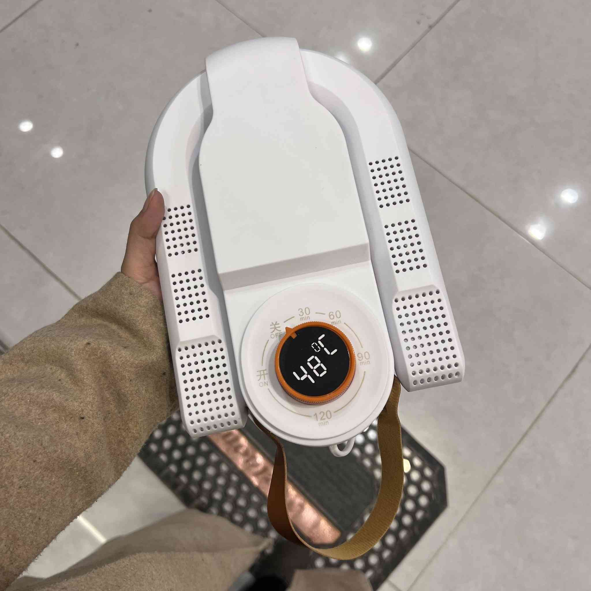 جهاز تجفيف الأحذية متعدد الوظائف – Shoe Dryer بتقنية هواء 360° السعر 12 الف راسل الصفحة أو واتساب ***********

جهاز عملي مخصص لتجفيف الأحذية بكفاءة، مصمم ليمنح توزيع هواء متوازن مع تحكم بسيط بالاستخدام.

• تصميم متعدد الوظائف مخصص لتجفيف الأحذية

• تقنية هواء ساخن بزاوية 360° لتوزيع الهواء داخل الحذاء

• تجفيف بدرجة حرارة ثابتة للحفاظ على الحذاء أثناء الاستخدام

• مزود بخاصية مضاد للبكتيريا وإزالة الروائح (Antibacterial deodorant)

• مؤقت ذكي حتى 120 دقيقة (Intelligent timing)

• تصميم قابل للطي لتسهيل التخزين (Fold to receive)

• تشغيل سهل عبر مقبض تحكم (Knob control)

• نظام الهواء: 360° Wind Around / 360° Hot Air
• المؤقت: حتى 120 دقيقة
• درجة الحرارة: ثابتة (Constant Temperature
