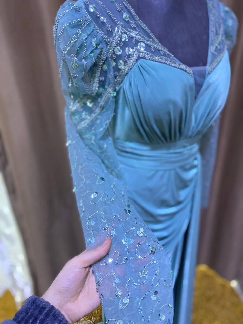 مرحبا بنات عندي هذا الفستان لبسته فقط ساعتين بعرس بعده نضيف جدآ شتريته ب80  وريده ب60 قياس 42 يفيد الي عدهن خطوبه


**إذا كنت صاحب هذا الإعلان وتريد حذفه لأي سبب، رجاءا أرسل رسالة إلى الدعم الفني**
