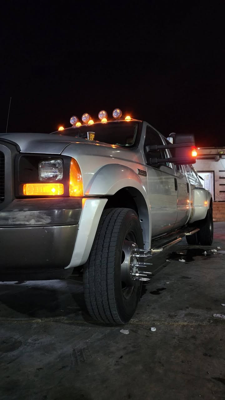 #للبيع
فورد سوبر ديوتي 450F  محرك 8 گاز موديل 2004 سياره جاهزه من كل شي 
مرايات تتطول وتتقصر 
شاشه كبيره وكاميره خلفيه
دواخل جديده جدا 
حداديه جديده 
محرك جديد مع گير مع ظفيره جديده 
وتبريد جاهز 
تاروسه هواء وتانكي ماء 

الشراي يتصل على الرقم 
***********
