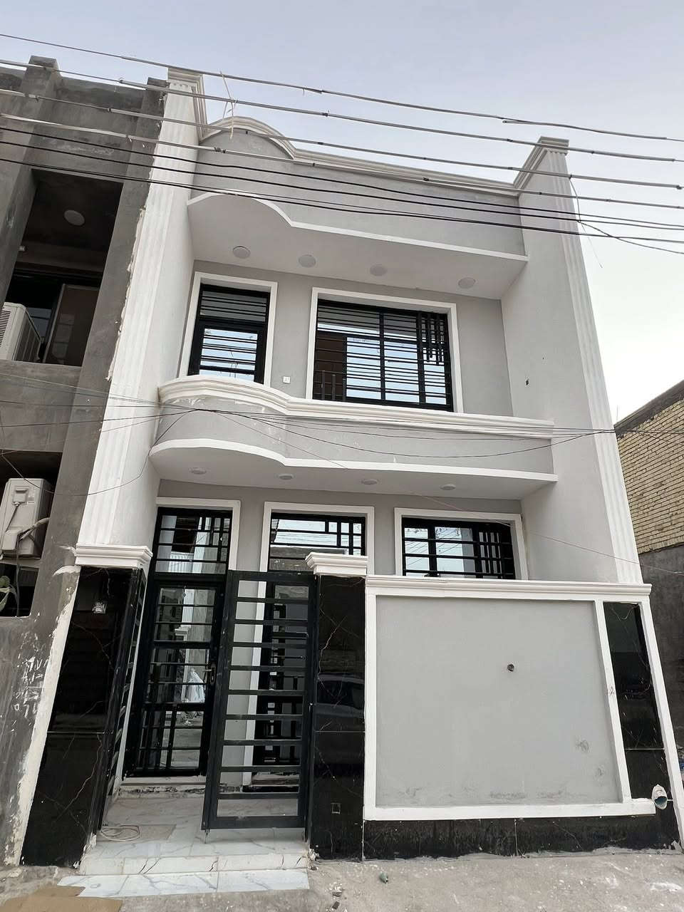 🏠#دار_للبيع  75متر  واجهيه5 ونص  نزال 15

 بناء طابقين  حديث ✨️

يحتوي البيت ع[٣ غرف نوم -استقبال -صحيات - صالة- ومطبخ] البيت شغل درجة اولى ✨️

⬅️مع الخدمات[ماي-كهرباء-تبليط]✨️

🔴ملاحضه البيت جاهز للسكن 🔑

⬅️نوع العقار  طابو زراعي سند 25 تنازل شركه اقرار محكمه 

⬅️العنوان #بغداد_الدوره_البوعيثه   

       مجمع السلطان

🔴للاستفسار  خاص او الاتصال ع  الرقم 

☎️***********
