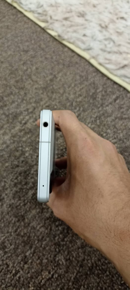 السلام عليكم. جهاز سوني 
 وان مارك  فايف  
  
1mark5
 ذاكرة 256GB
عشوائي 12GB
بطارية 5000MA
معالج SNAPDRAGON 8GEN2
شاشة 4k AMOLED 120HZ
كامرات احترافية سينمائية 
شحن سريع مع شحن لاسلكي
يدعم اضافة رام خارجي
يدعم اضافة سماعة AUX 3.5M
بصمة 🫆 مع زر التشغيل
سماعات استريو محيطية نقية وواضحة
زر مخصص للكامرة مثل الكامرات الاحترافية DSLR 
وزن خفيف ومسكة مريحة
النظام اندرويد 15 

واتساب او الاتصال على الرقم  *********** 
السعر 340
