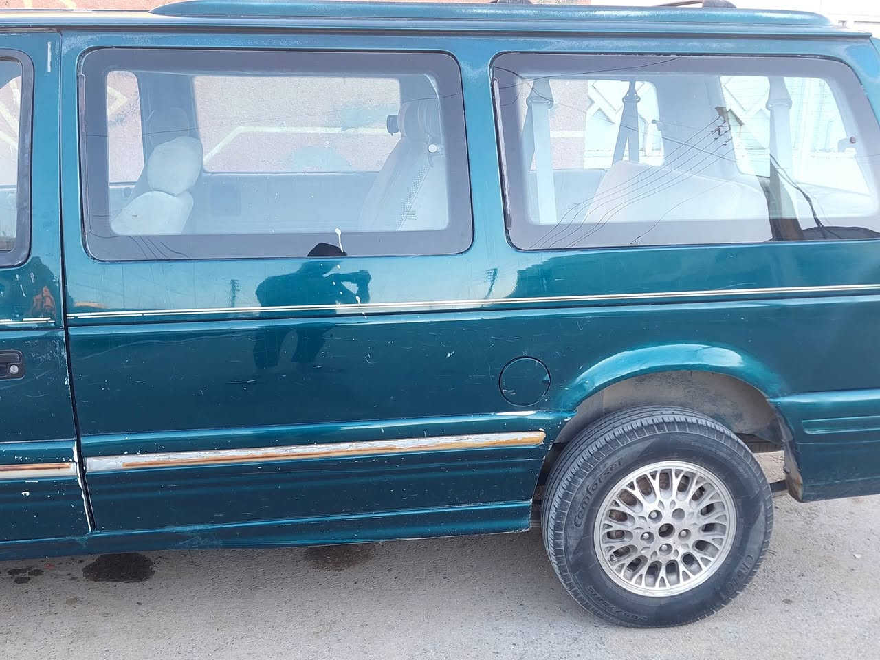 السلام عليكم
سيارة دوج كلايزر 1995
 بيع او مراوس حسب القناعة 
سيارة حلوه كاعده مكينة جديدة داخل جديد دوشمة جديده باتري جديد تايرات نظيفة كهربائيات تشتغل بس الرون وكيلو متر واكف سيارة نكرة سويج تبريد واكف سيارة مال جناي 

سعرها ٣٩ وبيها مجال بسيط 
رقم الهاتف 
***********
