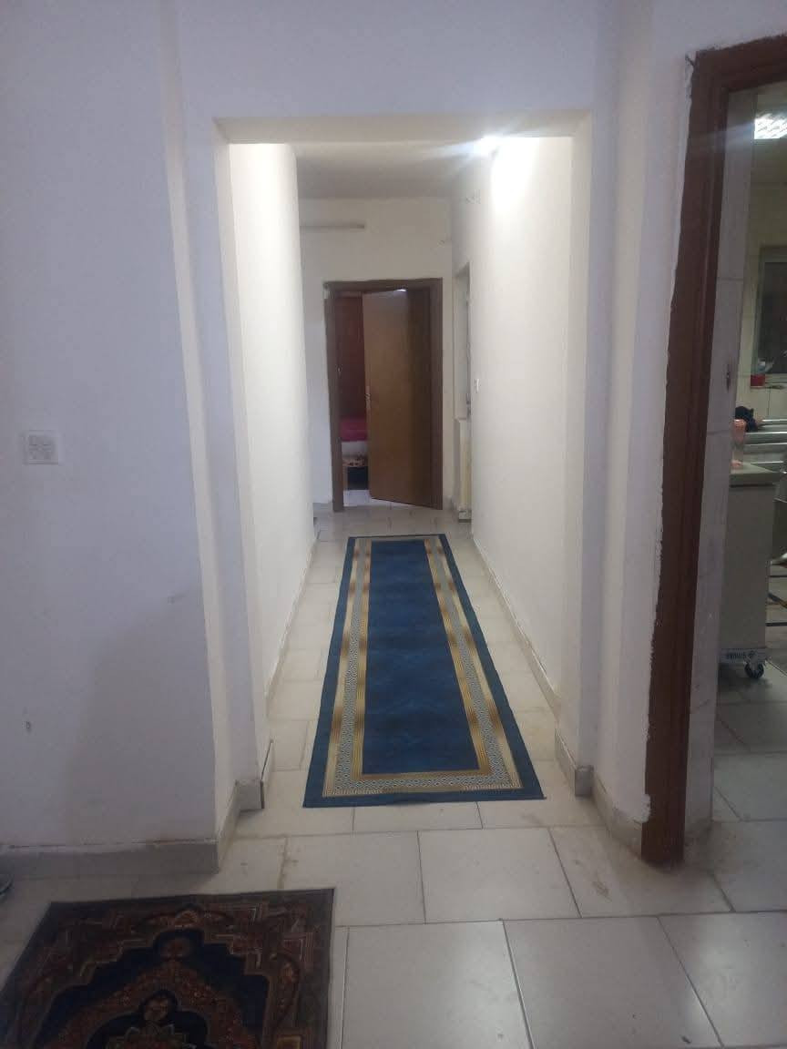 توجد شقه للبيع مجمع ام العصافير الشقق الجدد طابق ارضي فئةB معوقين مطلوبه ١٦ للسكان كل شهر سدد ٤٠ الف
تتكون الشقه من ٢غرف وستقبال وصاله ومطبخ ومخزن و3بلكونات وصحيات عدد2 شقه جدا نضيفه الكفيل يبقه بيها للاستفسار الاتصال على الرقم *********** بي واتساب
