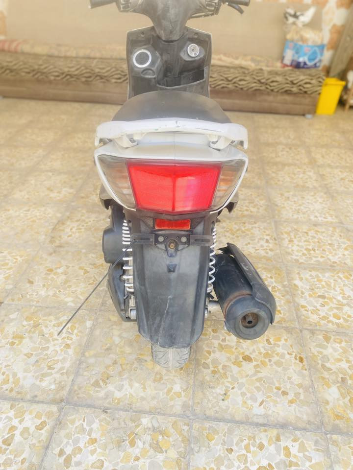 السلام عليكم سكنس فحل كوري نوزل خطين دراجة بعدها جديدة اي نقص مابيها شلعة معدل كهربايات دبلات هورن اشاير زوج تايرات جدد لايت شادة ب٣٥ 
مكاني بغداد 
السعر ٧٧٥ وبيها مجال قليل  اوراقها كلهن موجودات مال المعرض
تواصل ع رقم 
***********
