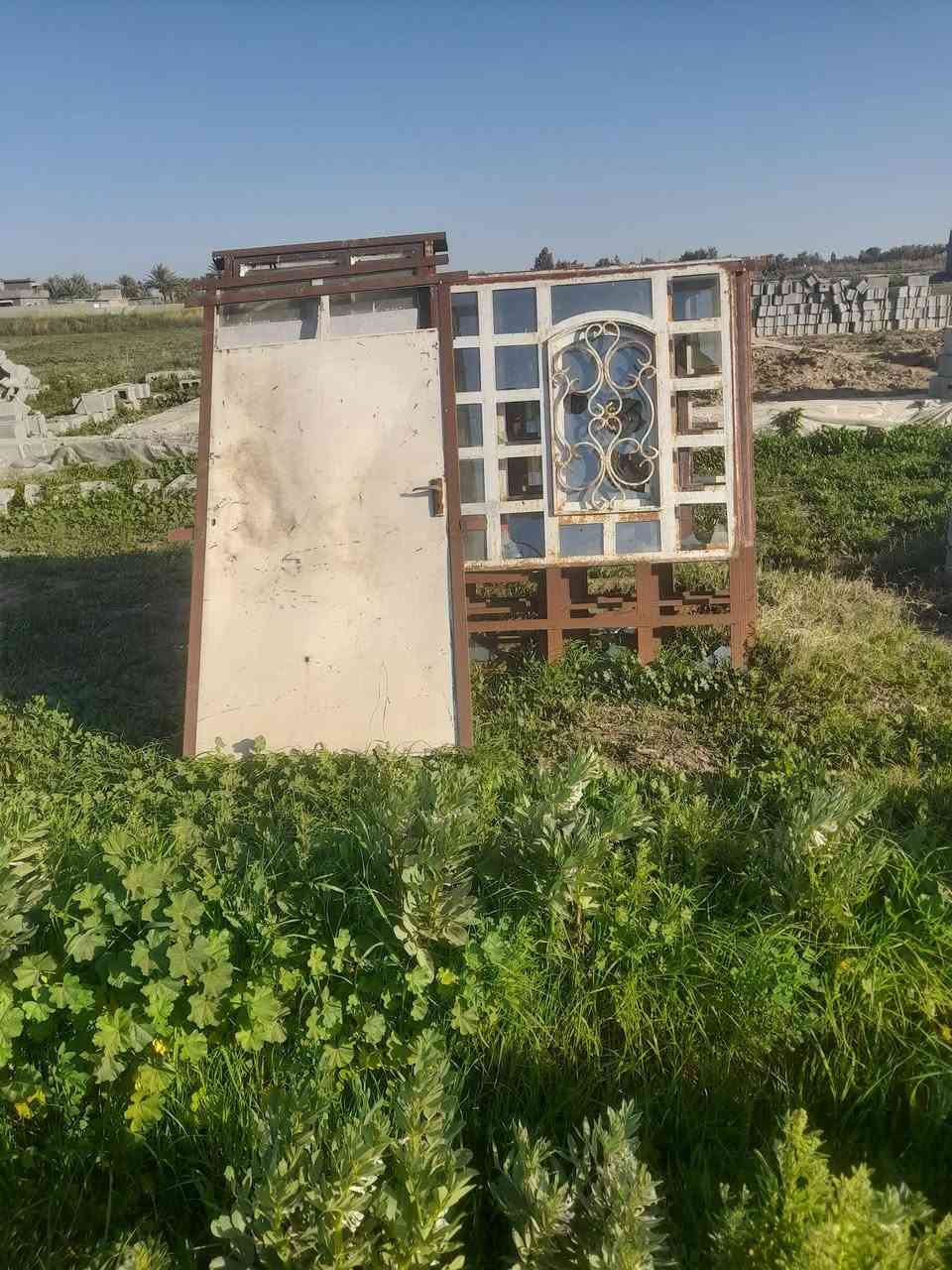 سلام عليكم شبابيك العدد ٤ وبوب العدد ٣ للبيع سعر الشباك 75 والباب 50 مكان اليوسفيه ***********/***********
