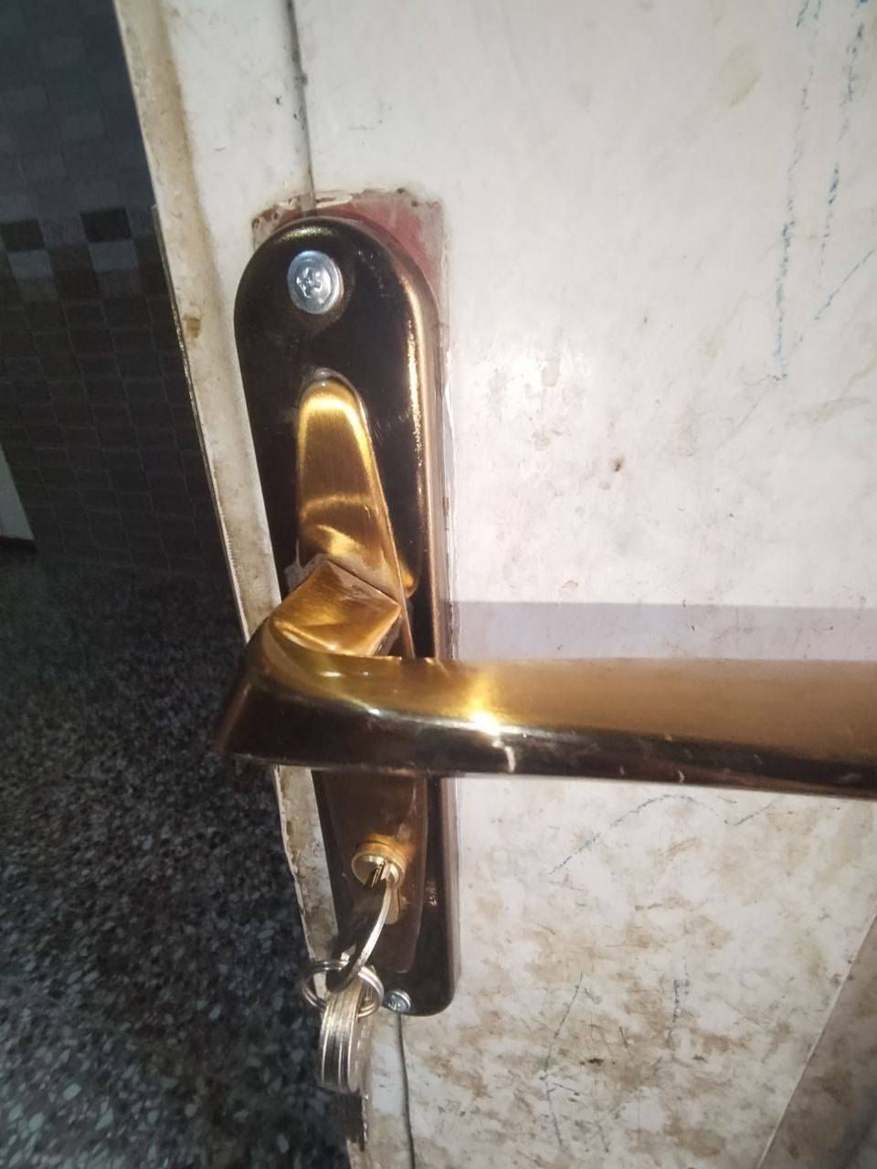 حداد متنقل داخل الحله 
سقف المنور من الامطار والاتربة مزجج شفاف او جينكو او سندويج ويوجد صيانة تصليحات وبانسب الاسعار ***********..وتساب ***********
