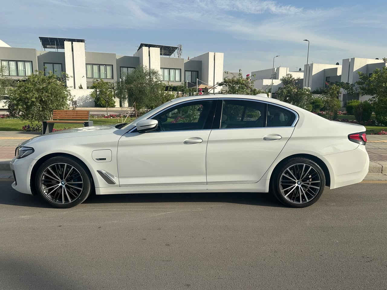BMW 530e iPerformance (Plug-in Hybrid) موديل 2023 للبيع
السيارة غنية عن التعريف، قمة بالنظافة، الفخامة، والاقتصادية.

ماشية 

 53 ألف ميل فقط.

 المواصفات:

 المحرك: هجين (بنزين + كهرباء Plug-in) اقتصادي جداً وقوي بنفس الوقت.

 الداخلية: شاشات ديجيتال كاملة، نظام ماوس ونظام خرائط متطور، كراسي جلد كهرباء مع ذاكرة خزن.

 الأنظمة المساعدة: رادار أمامي وخلفي، حساسات 360 درجة، كاميرا، نظام تحديد مسار، وتنبيه تصادم.

 الإضاءة: لايتات LED ذكية (BMW LED).

 الراحة: فتحة سقف، بصمة تشغيل وأبواب، تبريد مركزي منفصل، تحكم ستيرن كامل.

الحادث 

  صبغ جاملغ خلفي  واحد فقط.

 باب السائق: بيه طخة بسيطة وتعدلت (بارد) بدون صبغ.

 باقي السيارة مكفولة من كل نواحي اللغد، الشاصي، والايرباغات (سليمة 100%).

السعر : 34500$ 🤍

التواصل : ‭0770 343 3337‬
