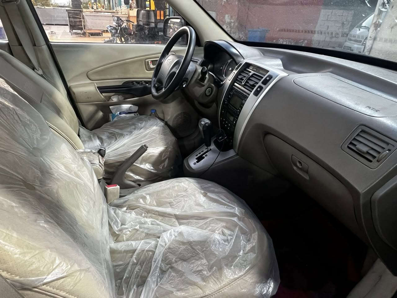 السلام عليكم 
توسان 2008 للبيع فقط 
السيارة نظيفة رقمها بغداد
مشدود الها تخم تاير جديد
السيارة بأسمي تحويل ثاني يوم
المحرك بي صوت ابيع كايمة 
و صورة ضربتها بامريكا بالمنشور
مكاني بغداد 
السعر 87 وبيها مجال
للاستفسار ‭ ‭0772 196 1446‬ ‬
