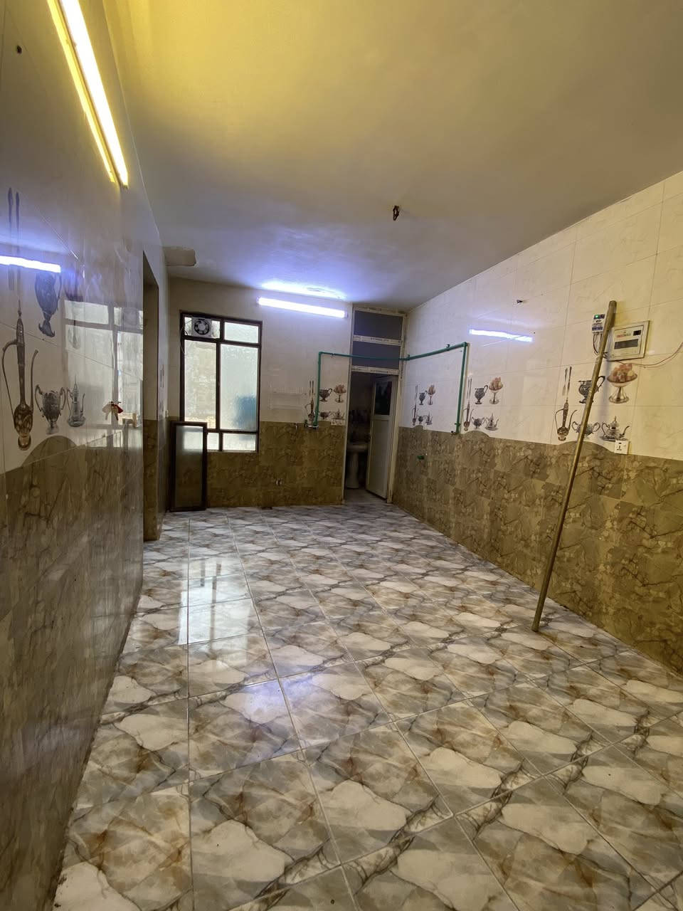 شقة نضيفة للإيجار ٤٠٠ الف فقط(قفل)
📍الاعظمية-قرب سوق الاعظمية القديم 📍
تحتوي الشقة على :
غرف نوم عدد (٢) 
صالة+ مطبخ مشترك 
خدمات 
بالكون 
(للعوائل فقط)

التفاصيل :
📞***********📞
