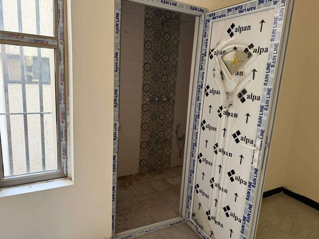 للايجار في السيدية بيت طابقين زيرو مودرن (مساحه 50m ) يحتوي على
غرفتين نوم (وحده سويت) 
وصاله 
ومطبخ 
وخدمات صحيه 

السعر :900 الف 
موقع: السيديه - قرب شارع النخيل 
___________________________________
للاستفسار ***********
البيت الملكي للاستثمار العقاري
