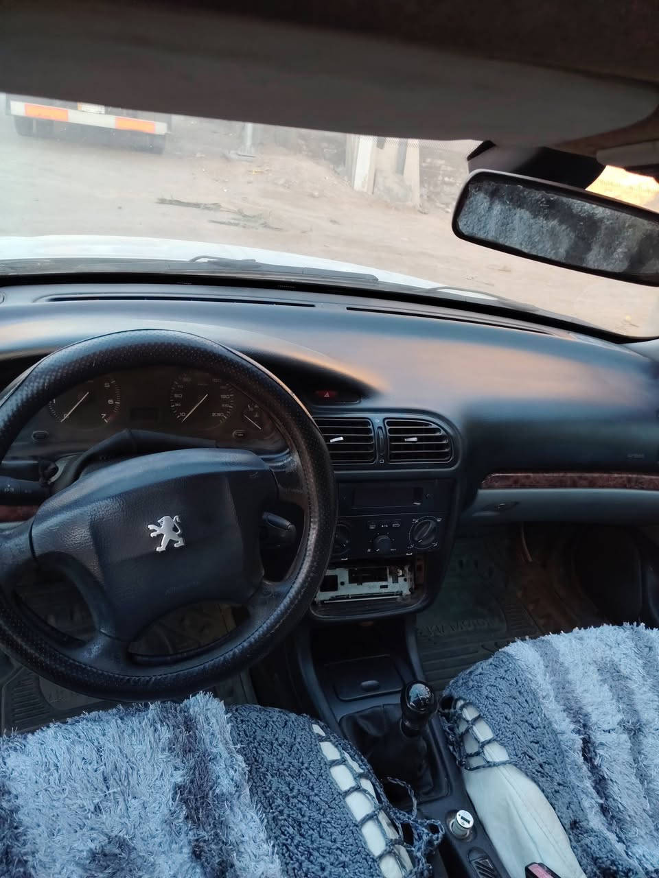 سلام عليكم بيجو فرنسي ٤٠٦  موديل ٢٠٠١سياره نظيفه رقمها بغداد سياره موجود بل بصره سياره نظيفه بس بيه ضربه بل مدكر الخلفي واضحه بصوره سياره بسمي   رقم الهاتف *********** واتساب
