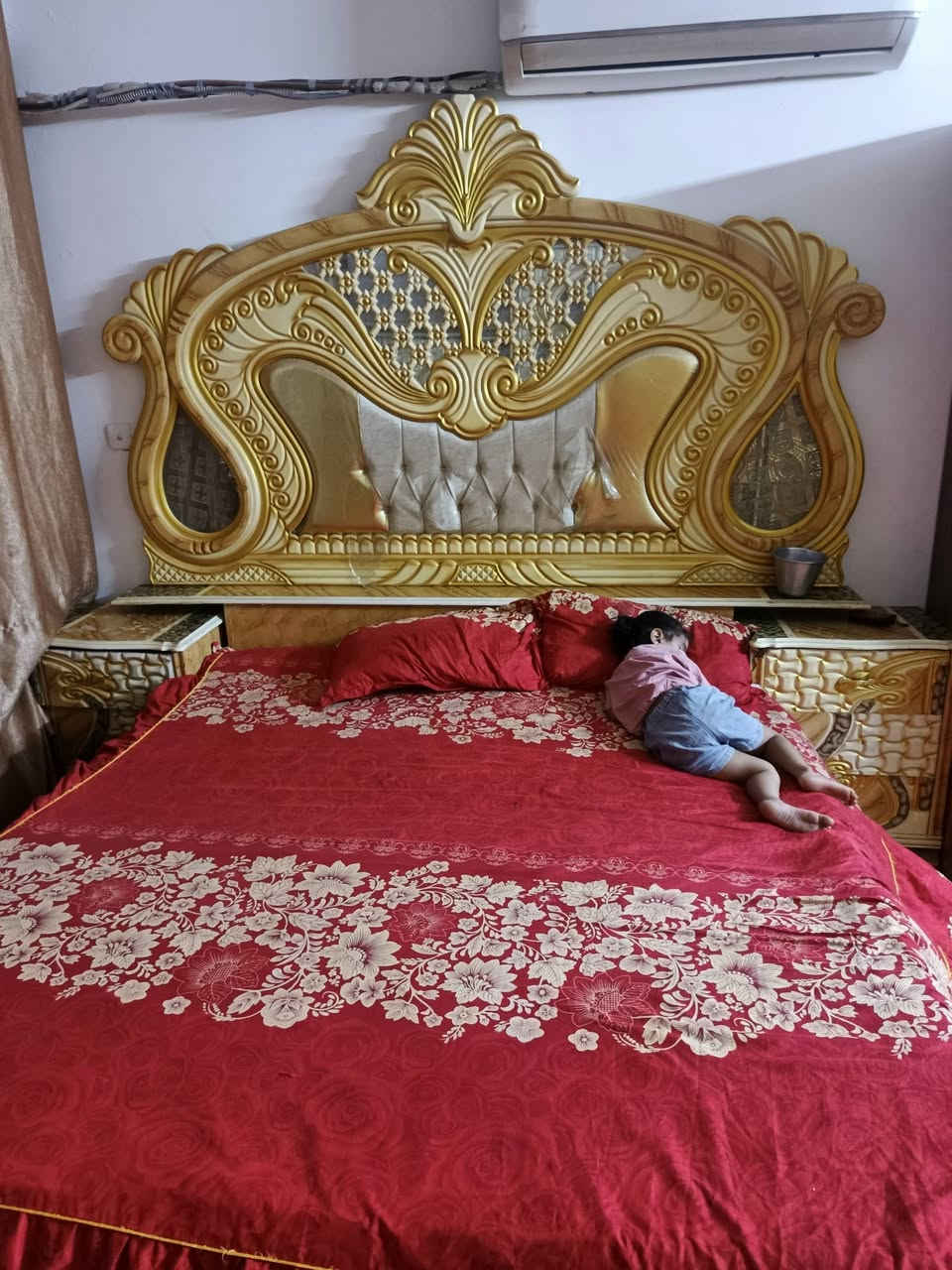 سلام عليكم غرفه لبيع صاج عراقي سعر 450 بي مجال شي قليل مكان بغداد العبيدي حي الرئاسه رقم ***********
