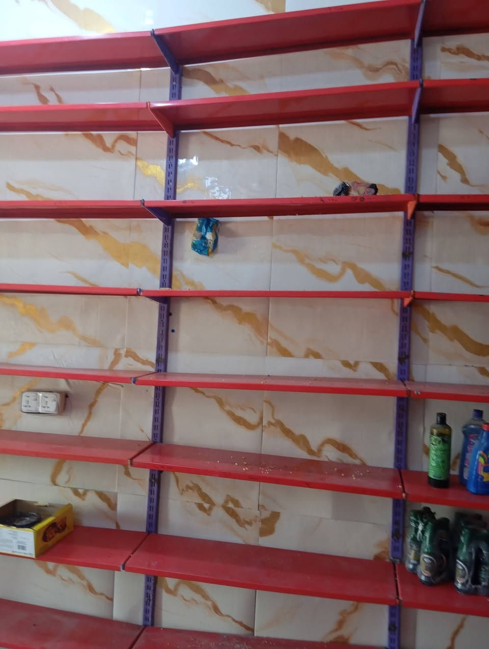 رفوف حديد للبيع 75 متر مع سله جبس المكان مدينه الصدر للاستفسار *********** وات ساب
