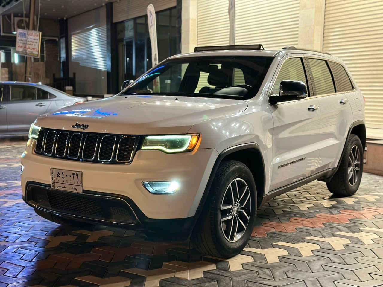 2017 كراند شيروكي فول لمتد بدون ايرباك كلين
السعر 225$ بيهة مجال 
***********
