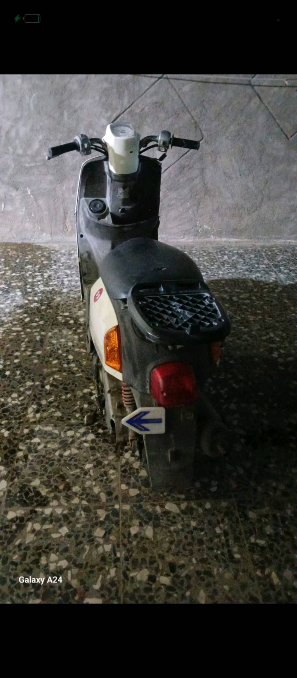 دراجة نارية صغيرة للبيع، بحالة جيدة وسهلة القيادة. تناسب التنقل السريع داخل المدن بفضل حجمها الصغير وتوفيرها للوقود.