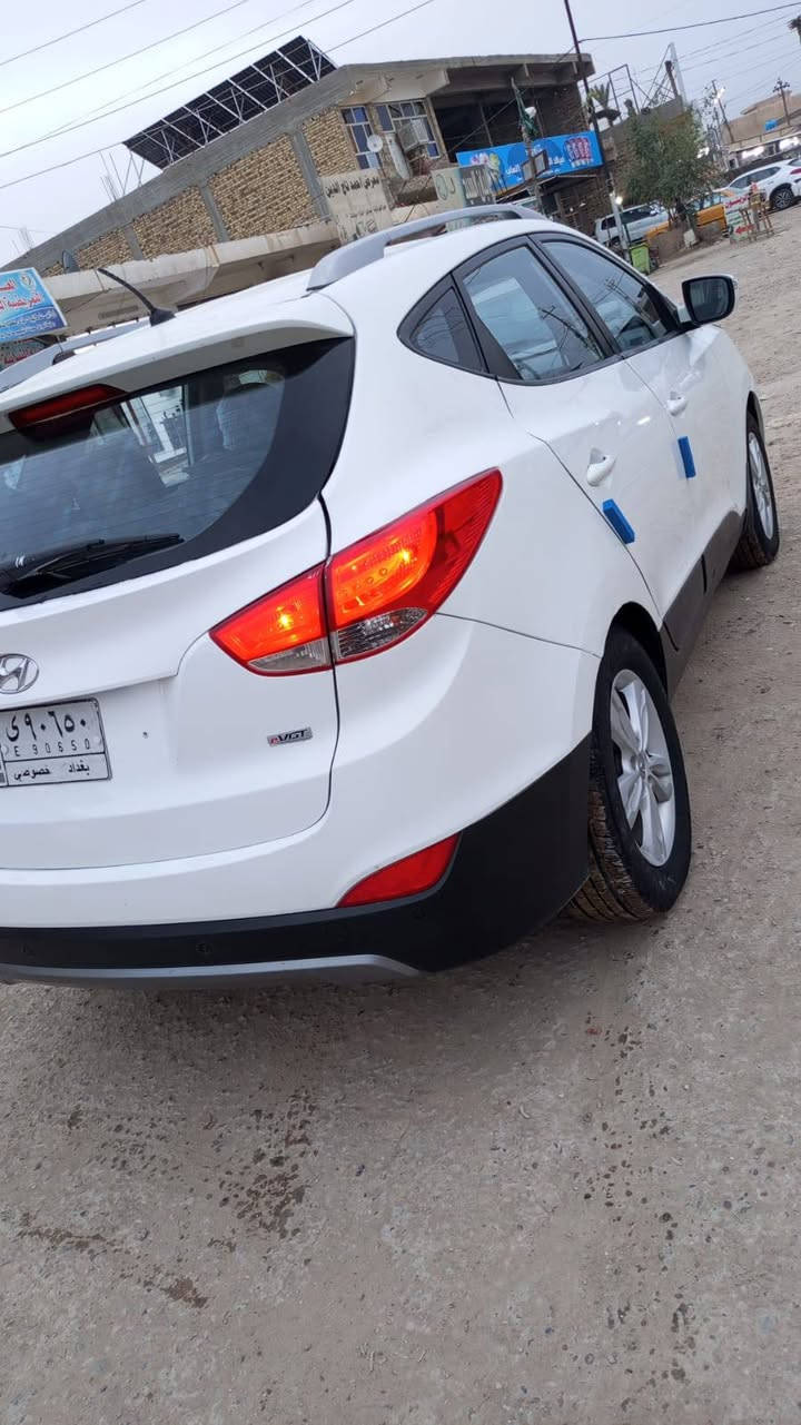 توسان 2013 خليجية سياره جديدة مكينة وكير وحدادية وتبريد وتدفئة وتخم تاير كل جديد صبغ جاملغ خلفي فقط أثر طخة بسيطة وباقي كفالة عامة السعر 107 رقم بغداد بأسمي مكان السيارة حلة رقم الهاتف ***********
