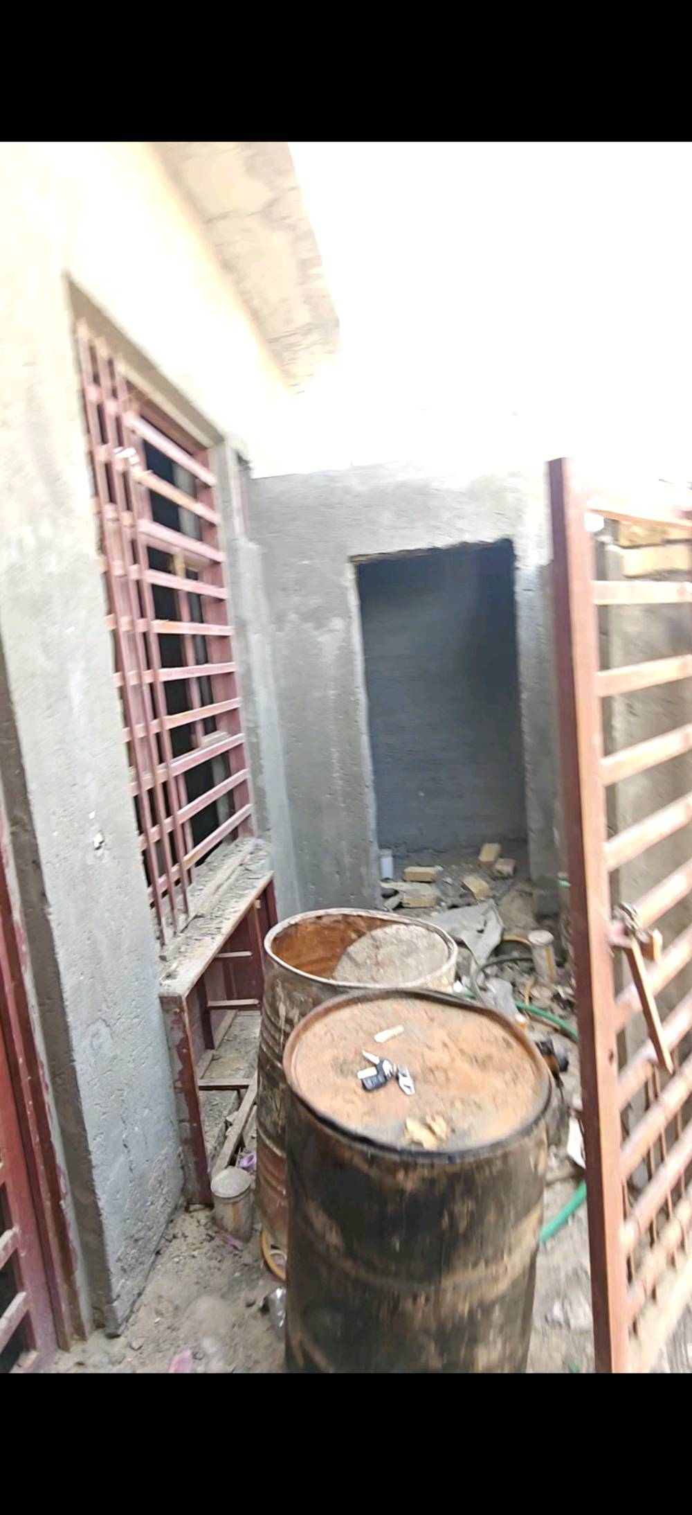 بيت للبيع  100 متر مربع 10×10
النجف / قضاء المشخاب حي المعلمين نزله الصناعي قريب على التبليط
مرقم بلدية 
اساس كونكريت مسلح

بناء الطابق الاول طابوق وسقف كونكريت مسلح

يتكون من صحيات داخليه وخارجيه و استقبال ومطبخ مفتوح على الصاله وغرفه نوم.

والطابق الثاني بناء ثرمستون و سقف كونكريت مسلح يتكون من صاله جبيره وصحيات.

تأسيس ماء ومجاري كامل مع صبه الارضيه سكريد. يعني مباشر طبك ارضيه بالمادة

تأسيس كهرباء بواري دفن

ملبوخ داخل وخارج اسمنت. والحمامات والمطبخ ملبوخ مساطر.

***********