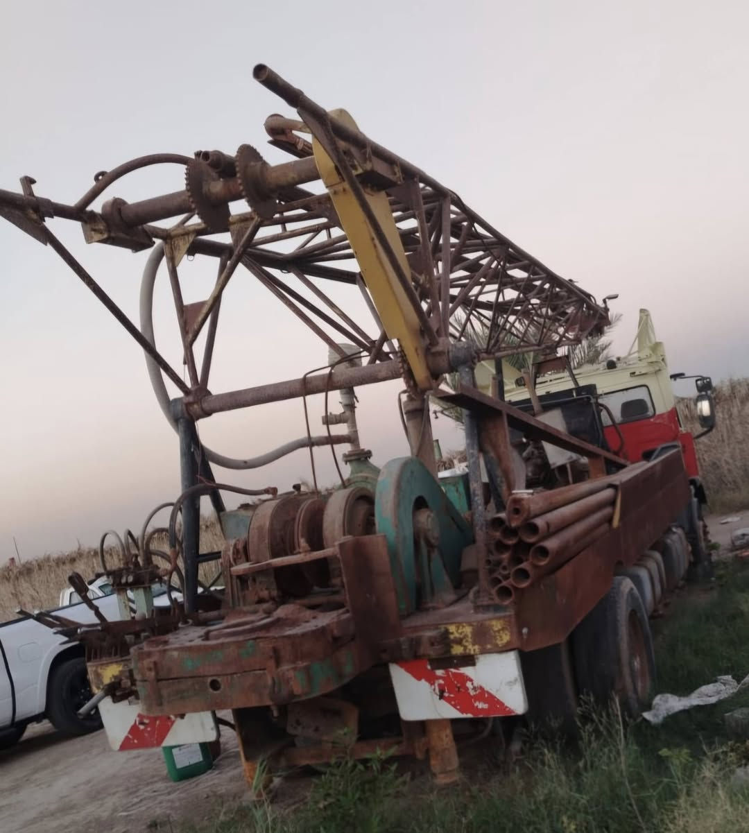 حفاره ابار للبيع جيل روسي جاهزه للعمل بها 80 متر عده سيارتها فالفو نظيفه الحفاره بحاله جيده للاستفسار اتصل على هذه الارقام مكلف بالنشر)(***********)(***********
