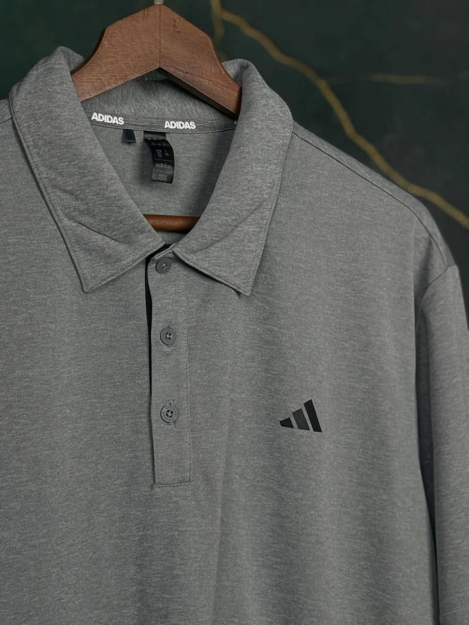 Adidas 
تيشيرت ياخة ماركة اديداس 
لون رصاصي 
خامة بوليستر ناعم 
خاصية امتصاص العرق 
ستايل كاجوال مناسب للاستخدام اليومي 
بلد الصنع : ڤيتنام
القياس : 2XL 
عرض الصدر : 72 سم
توصيل مجاني داخل بغداد وباقي محافظات العراق 🚚


**إذا كنت صاحب هذا الإعلان وتريد حذفه لأي سبب، رجاءا أرسل رسالة إلى الدعم الفني**