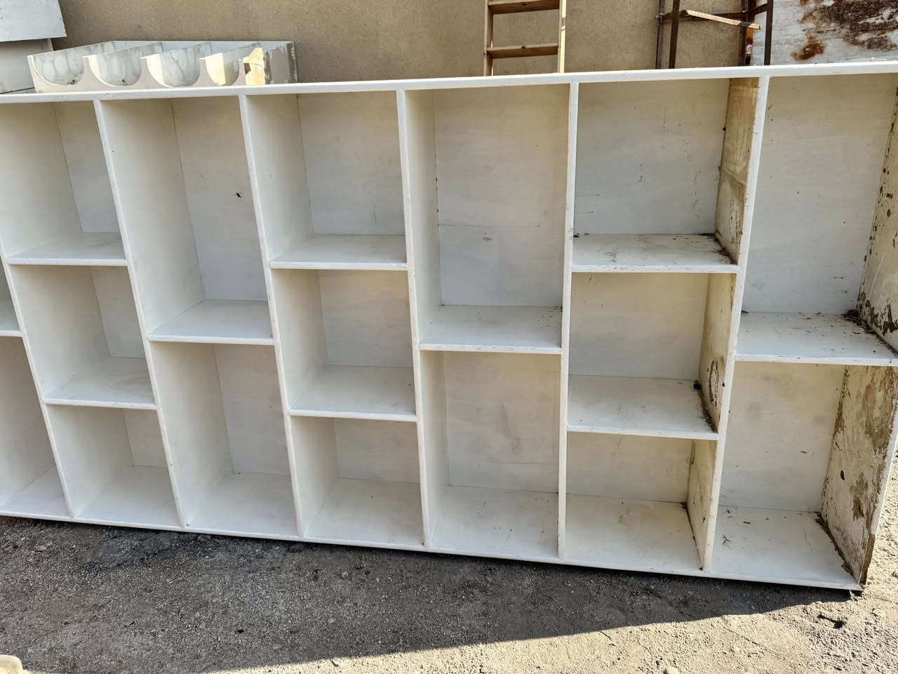 رفوف خشب لبيع وياهن رفوف حديد وميازه متوفر 
***********
