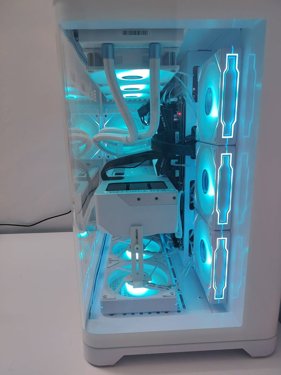 تجميعة قوية للبيع
السلام عليكم 
تجميعة قوية للبيع تفيد لكلشي من العاب و مونتاج و الخ 

المعالج : Ryzen 7 9800x3d 
الكرت : rtx 4080 super aero 
الرام : 64GB DDR5 اربع حبات 
المذر : gigabyte b860 
الكيس مثل ما موضح بالصورة 
التبريد: تبريد مائي 360 مل 
التجميعة حيل نظيفة و موجود صور للوصل مال شراء القطع 

ملاحظة : ما متوفرة البوكسات مال قطع 

السعر اذا مهتم ادخلي خاص و حياكم الله


**إذا كنت صاحب هذا الإعلان وتريد حذفه لأي سبب، رجاءا أرسل رسالة إلى الدعم الفني**