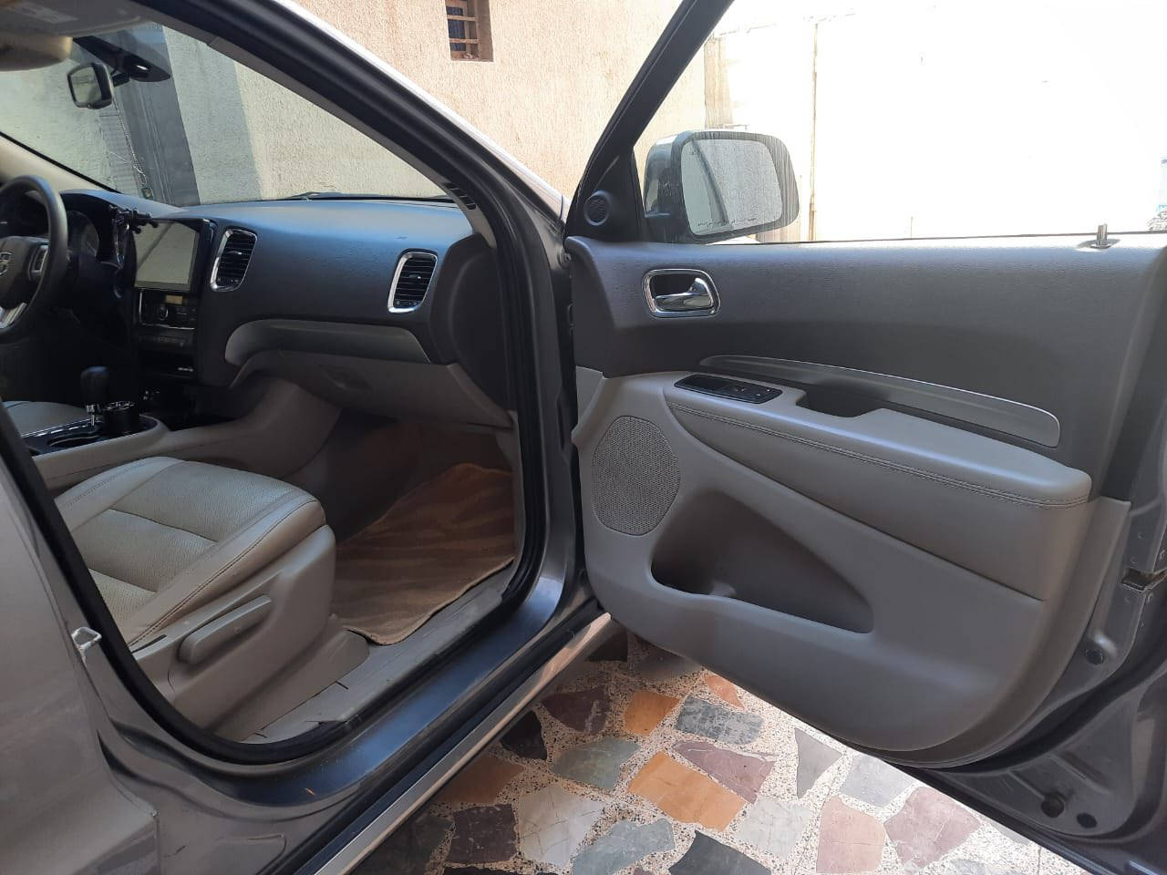 سلام عليكم 
دوج دورنكو 2013
رقم بغداد سنوية لل٢٧
وارد خليجي صبغ قطعتين بدون فتح
مكينة V6 مكينة كير كفالة
ماشية 173 
السيارة جديدة ومامتعوبة 
مكاني ميسان العمارة
السعر ٢٠٠ وبيهة مجال 
***********
واتساب فقط
