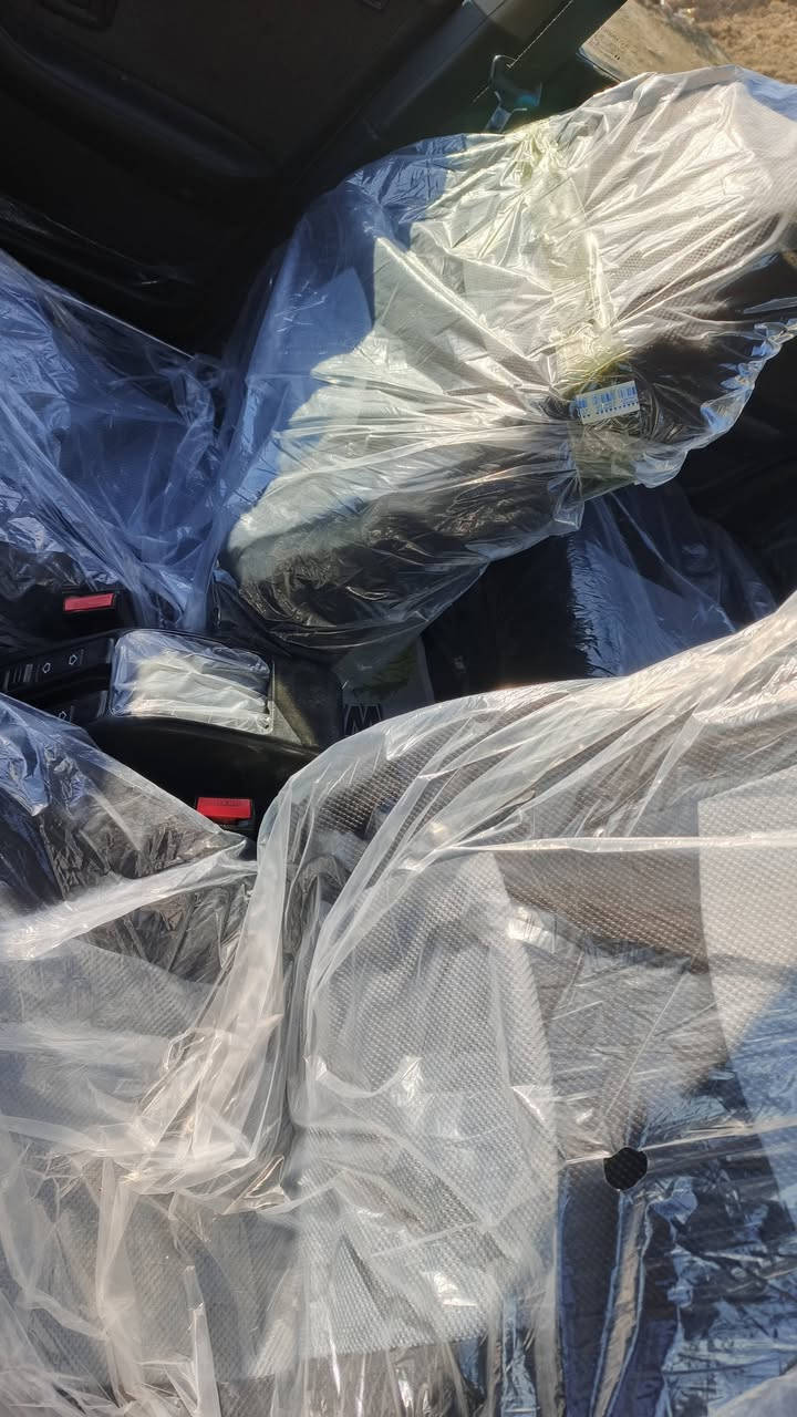 بيجو بارص 2013 السياره خير من الله مكينه وكير كلا ابشرط مابيهه صبغ ابلاديه بس الجاملغ بي صبغ عيبهه الوحيد انو سنويه صاقطه تحويل باجر كهربايات كلهه شغاله بيهه منضومت زينون ولله بس الزنون اشتريته ١٣٥ الف سياره مال طريق خارجي هيئه وغرامات امصفرهه ابيدي تستلم وصولات مني السعر ٣٨ وبيهه مجال للطيبين مكان سامراء المقدسه الرقم ***********
