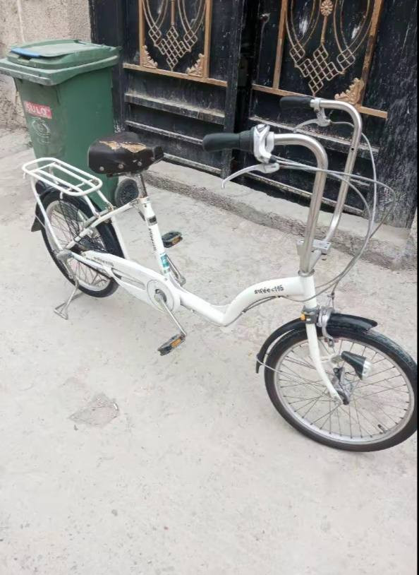 سلام عليكم تكسي برجستون للبيع
لون مميز 🤍

كير 3 نمر 
بركات اماني خلفي 

لايت زنون ابيض 
قفل امامي خلفي 
بايسكل ياباني بعده بتايرات ليابان برغي ممفتوح نضيف كلش 

160 بي مجال مكاني بغداد العبيدي 
***********
