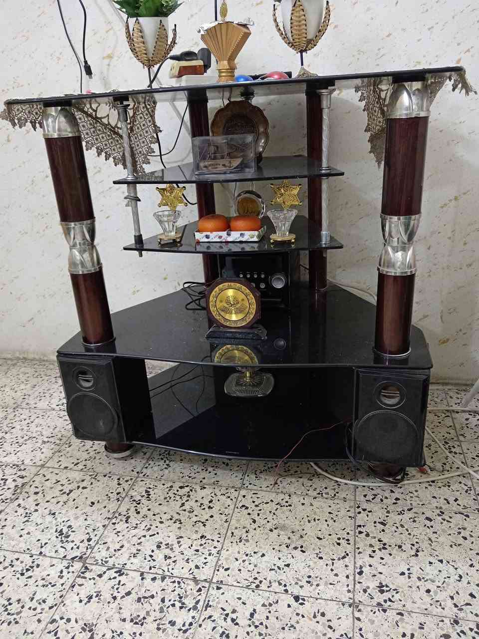 ديوان حسب الصور المنشورة وسيت طبلة وطبلات زغار خشب حسب الصور وميز للبيع للتواصل مع الرقم ***********
