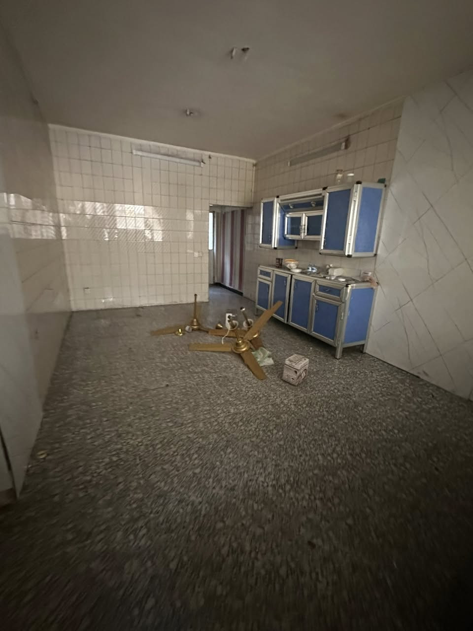 #للأيجار________في______السيديه

مكتب عبدلله الرفيعي 

مساحه البيت 300 متر  ((تجاري او سكني )) 

يتكون من

 4 غرف نوم وصاله كبيره وهول حولي كبير وخدمات عدد 2 ومطبخ حار وبارد وحديقه وكراج يتسع ل 3 سيارات

للاستفسار الاتصال على الارقام التاليه

***********

***********
