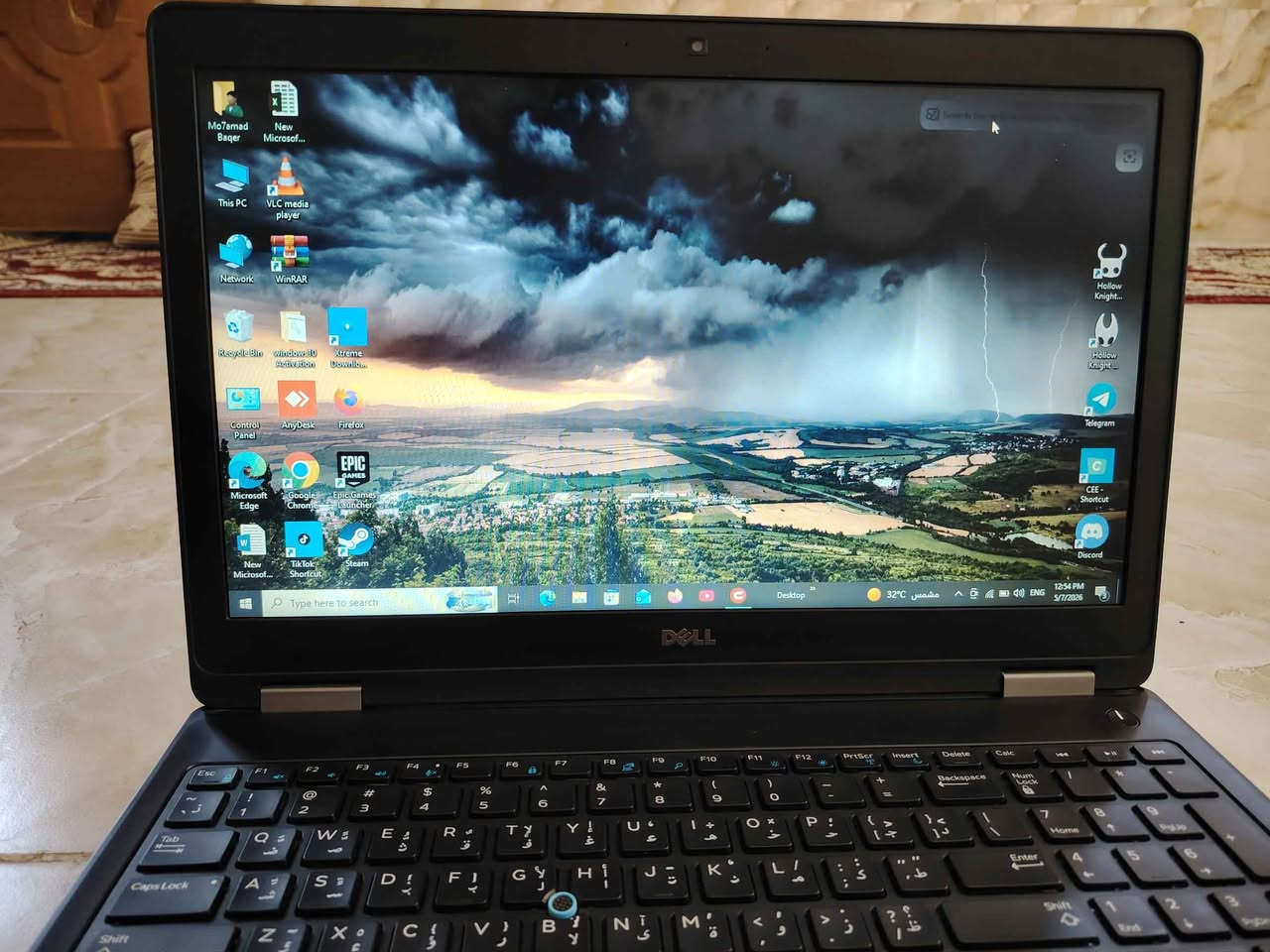 لابتوب Dell Latitude E5570 
​لأصحاب العمل، الدراسة، والألعاب المتوسطة.. لابتوب بمواصفات قوية وتصميم عملي متين.
​✅ المواصفات التقنية:
​المعالج: Intel Core i7-6820HQ (فئة HQ القوية، أداء ممتاز في البرامج الهندسية والمونتاج).
​الذاكرة (RAM): سعة 16GB.
​الهارد (Storage): نوع SSD فائق السرعة بسعة 512GB .
​كارت الشاشة (Double Graphics):
​منفصل: AMD Radeon R7 M370 بسعة 2GB.
​داخلي: Intel HD Graphics 530.
​الشاشة: قياس 15.6 بوصة مريحة للعين.
​الكيبورد: عربي/إنكليزي كامل (Full Keyboard) مع إضاءة خلفية.
​✨ المميزات الإضافية:
​الجهاز نظيف جداً (مثل الصور تماماً).
​يحتوي على كافة المنافذ (USB, HDMI, VGA, LAN).
​بطارية تدوم لفترة جيدة.
​تم تنصيب نظام ويندوز 10 مع كافة التعريفات والبرامج الأساسية.
​💰 السعر: 390,000 دينار شراي الك بيه مجال
يجي وياه ستان ار جي بي و حقيبة. 
📍 المكان: [واسط الصويرة]
​📞 للتواصل أو الاستفسار: [ *********** ] بلاد رز, ديالى
