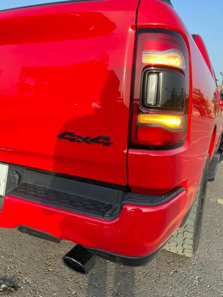 السلام عليكم
 دوج رام سبورت فوول 1/1 فول 
السيارة حادثها موضح بلصور جاملغ خلفي فقط بارد وشوية صبغ بدون اي ايرباك 
مواصفات فول بنوراما
الموديل :2022 
رقم اربيل  بسمي
ماشيه 80 الف  
عامل لها صقف روز رايز 
منظومة غاز كاملة وبعدها باضمان
لد امامي شباك محرك
ويل 22
شاد لها تاير جبلي ب1000$ من احمد رمزي
صارف هواي عليها وماذاكرهن
فول مواصفات 
المحرك : V8 5.7L . ايتورك اقتصادي
* دفع رباعي 4x4 . 
* ⁠بانورما كاملة
* رادار امامي خلفي مع مانع تصادم . 
* نقطة عمياء . 
* تحذير الخروج عن المسار .
كشنات تدفئة تبريد
استيرن تدفئه 
سستم سماعات صوت هارمن كاردن. 
* شاشه تيسلا كبيره

* استطفاف ذكي (اوتوپارك) 
* نظام اوتو ستوب
* المصابيح الأمامية LED .
* المصابيح الخلفية LED . 
* دخول ذكي (بصمة). 
* تشغيل عن بعد .
* مقاعد من الجلد الفاخر . 
* المقاعد كهربائية مع ميموري .
* المقاعد تبريد وتدفئة . 
* نظام ملاحة نفكيشن GPS .
* حساسات امامية وخلفية  .
* مانع تصادم امامي خلفي.
* مرايا كهربائي شفط
* شاحن موبايل لاسلكي (واير ليس) .
* الشباك الخلفي كهربائي . 
* المرايا الجانبية تدفئة .
* باب الصندوق كهربائي .
* امكانية تعديل ارتفاع دواسات البنزين والبريك .
* هاند بريك كهربائي .  
* حساسات امامية . 
* حساسات خلفية . 
* مرايا مع خاصية التعتيم الذاتي . 
* مساحات تخزين إضافية تحت المقاعد 
*مساحة تخزين (رام بوكس) في كشنات
بانزين كله محسن + دهن كلة درجة اولى 
سيارة الي بخاطرة ماقصر ويا ويشلع عيوني
والسيارة بيها كتاب خروجية دولي 
مكاني بابل 
***********
***********
