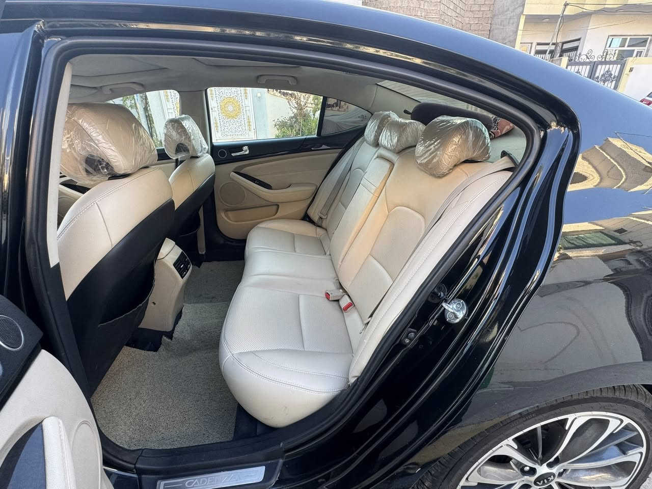 كيا كادينزا للبيع الموديل 2015خليجي 

6 سلندر 

المواصفات✅

-بانوراما 

-تشغيل بصمة مع بصمة الابواب الامامية

-كاميرا وحساسات خلفية

-كشنات كهربائية جلد   

-لد امامي وخلفي

-تحكم كامل بالستيرن

-شفتات ستيرن رياضي بلادي

-نظام ترحيب 

-اشاير مري+شفط

وباقي مواصفات الكادينزا معروفه 

محرك مبدل كازكيت فقط ومحور براغي من فافون الى حديد شرط مابيها اي عيب وجاملغين الامامي صبغ بدون دواخل نهائي ضرر خارجي فقط بوند ولايتات شركة 

السعر 140

موبايل.

***********

***********
