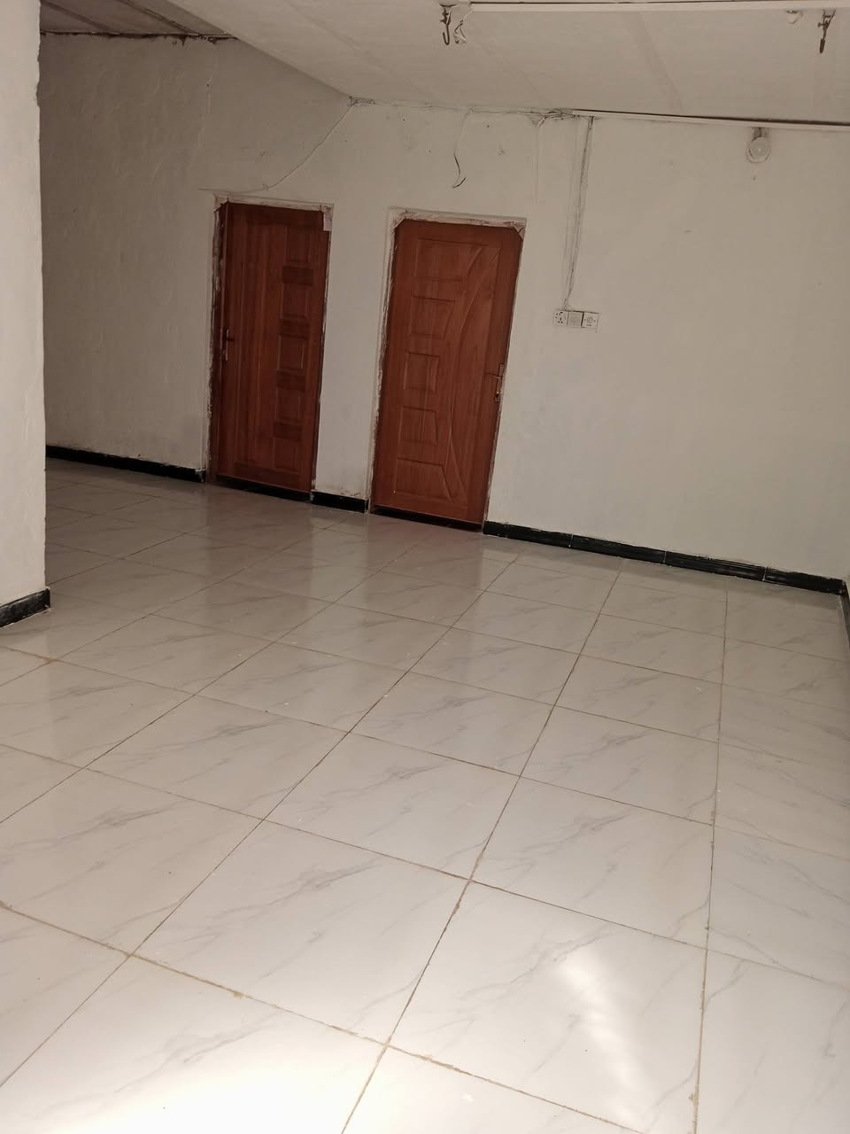 السلام عليكم ... بيت للبيع او للي يريد يستثمره حاليا مؤجر ب 200 الف الشهر ينتهي اجاره البيت 2025/10/1  تريد تبقي تستفاد بالايجار تريد يطلع ويسلمك البيت البيت سعره 29 وبي مجال بسيط مساحة البيت 150 واقع حال .. متكون من غرفتين وصاله مفتوحه ع الاستقبال ومطبخ وتخاريج وطرمه وحديقة مكان البيت سايدين مطار الجديد فرع اسواق فدك قرب مسجد محمد وال محمد  حي الصدر الثالث .. باقي الصور والفيديو خاص او وات ساب للاستفسار اكثر مراسلة الصفحة او الاتصال ع الرقم *********** وات ساب
