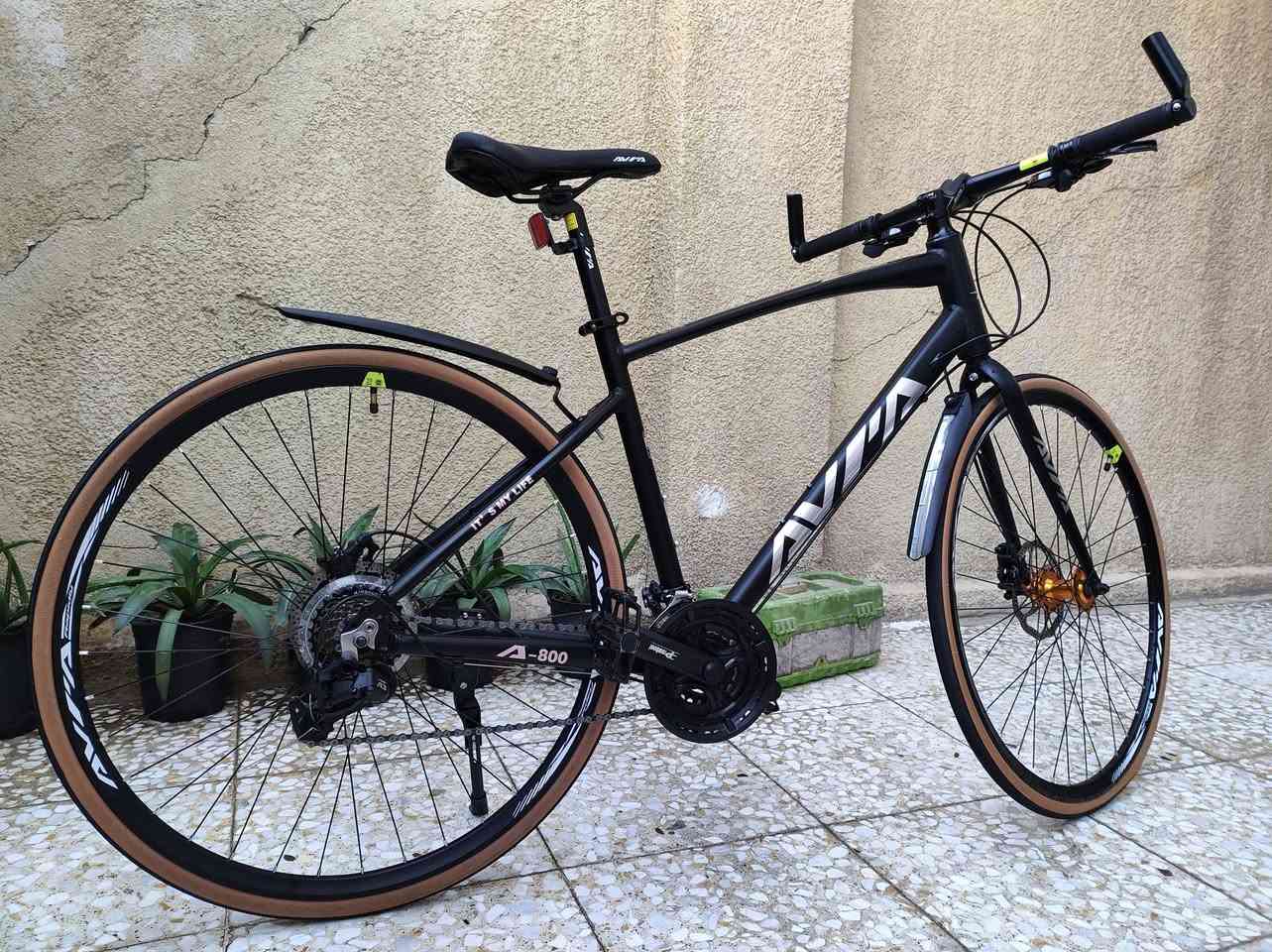 دراجة نوع AVIA جديد غير مستعمل 
حجم الدراجة 28 
المكينة 8/3 
المنيوم
البريك ديسك / ودهن 
الدراجة خفيفة ومناسبة للطرق  البعيدة سريعة جداً 
السعر /250 الف 
المكان :ساحة عدن 
الرقم : ***********
