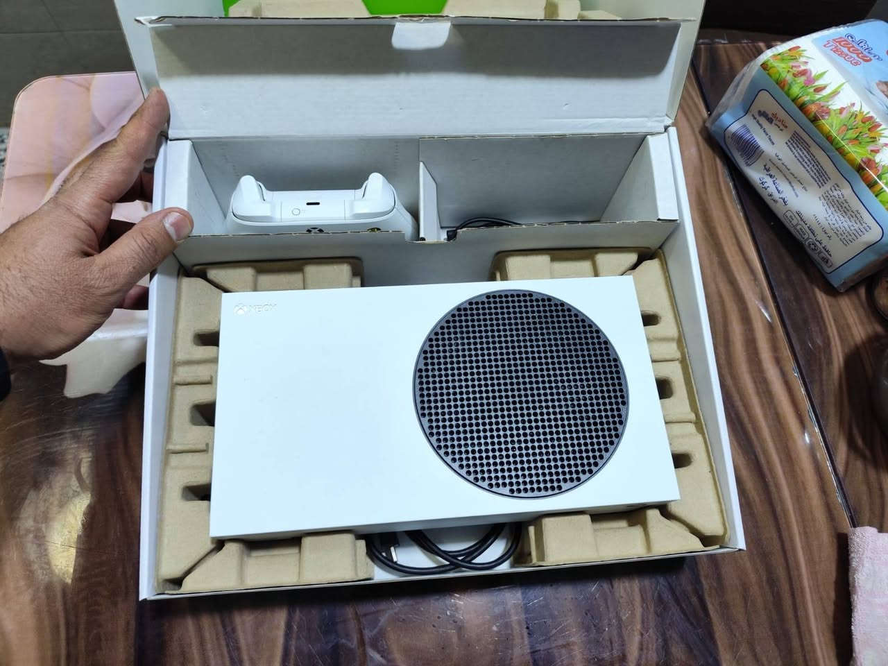 سلام عليكم شباب 
جهاز اكس بوكس اس سيريس للبيع انتاج 2021
 حيل نضيف ومرتب كامل الملحقات الاصليه كيبل
 كهرباء كيبلhd  وي الجهاز يده وحدة فقط نظيفه حيل اصليه لادرفت ولا عطل
جهاز حيل نظيف ولا شخط بيه 
هارد الجهاز 512ssd 
لامفتوح ولا مصلح ولامبند  ومصور لكاته على وضع الشركه  وتصفح اون لاين مثبت بالمنشور يعني جهاز مامبند  
كارتونه موجوده 
جهاز مليان اللعاب منزلات وجاهزات اخر تحديث والجهاز اخر تحديث كبل شد واللعب 
جهاز كله على وضع الشركه جهاز ابد مامتعوب باللعب والتصفح حيل سريع 
كوك رزون شغال
جهاز بي كومه اللعاب كلهن مجانيات 
بيه كرة قدم  تعليق عربي 
بيس 26 بيه حساب كرة قدم بيس 26كلش قوي
 مليان لواعيب اقوياء روح نافس بيه اون لاين 
بي فيفا 26
مكاني بالحله 
سعره ب310

***********
